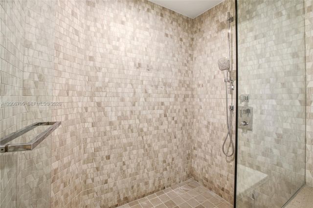 68 SE 6th St 2701, Miami, FL 33131