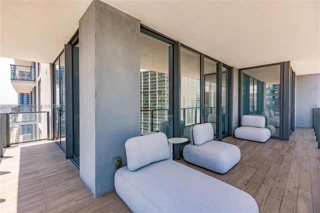 68 SE 6th St 2701, Miami, FL 33131