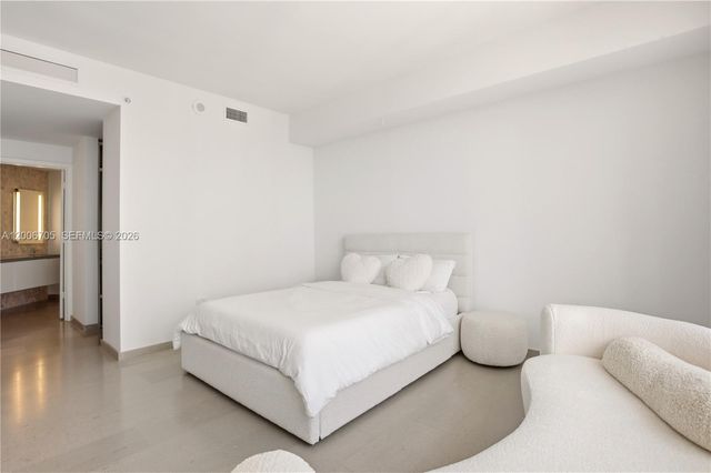 68 SE 6th St 2701, Miami, FL 33131
