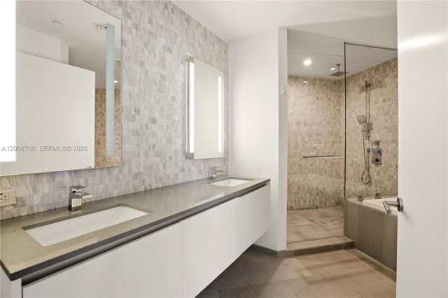 68 SE 6th St 2701, Miami, FL 33131