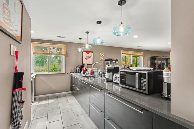 3544 S Creek Drive, Rochester, MI 48306