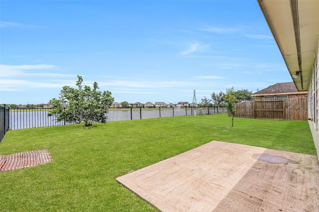 318 Lake Line Drive, Alvin, TX 77511