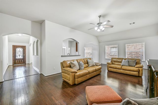 318 Lake Line Drive, Alvin, TX 77511