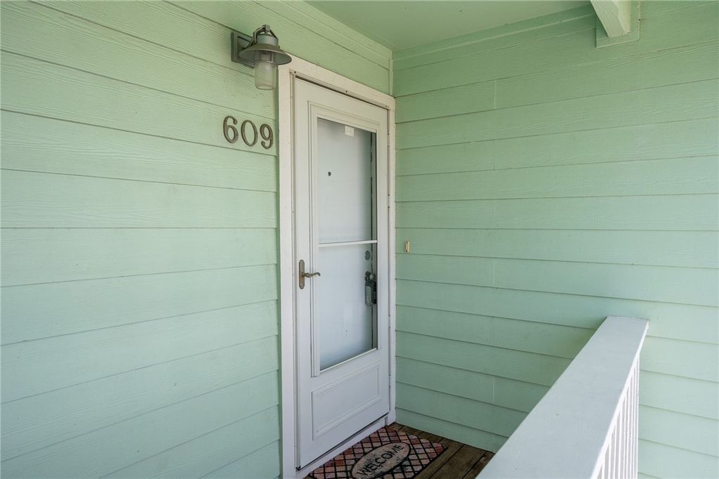 609 Lauderdale Dr, Rockport, TX 78382 — photo 2