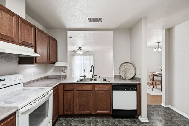 313 Chisholm Trl, Seguin, TX 78155