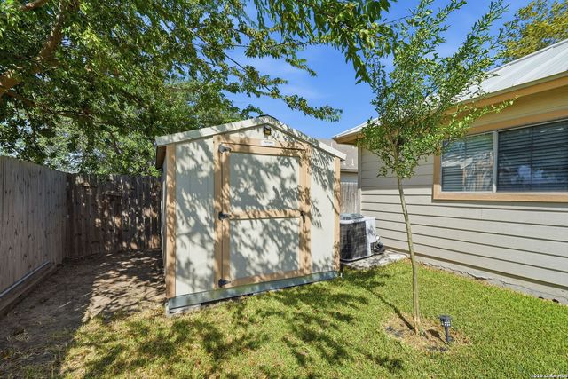 313 Chisholm Trl, Seguin, TX 78155