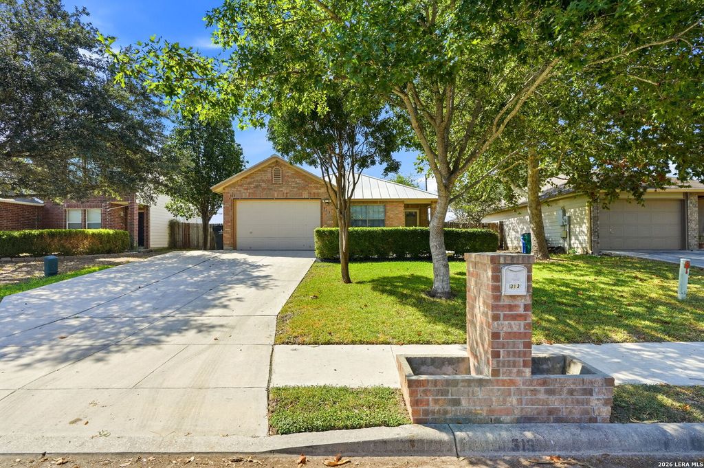 313 Chisholm Trl, Seguin, TX 78155