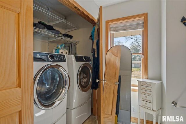 901 N 6TH Street, Riverton, IL 62561