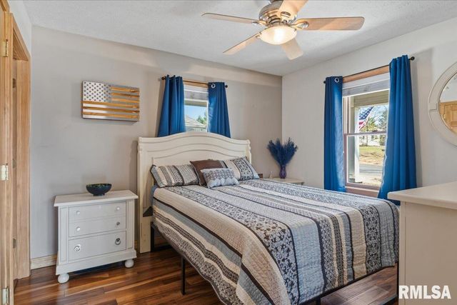 901 N 6TH Street, Riverton, IL 62561