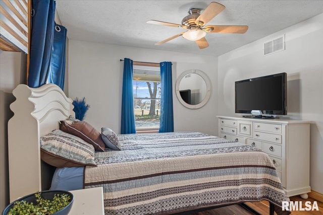 901 N 6TH Street, Riverton, IL 62561