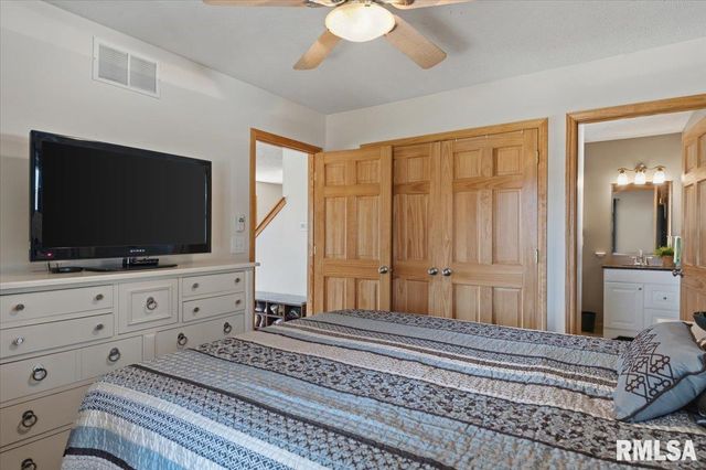 901 N 6TH Street, Riverton, IL 62561