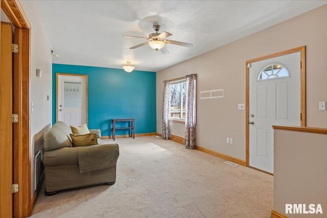 901 N 6TH Street, Riverton, IL 62561