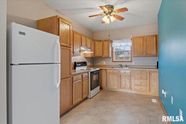 901 N 6TH Street, Riverton, IL 62561