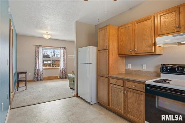 901 N 6TH Street, Riverton, IL 62561