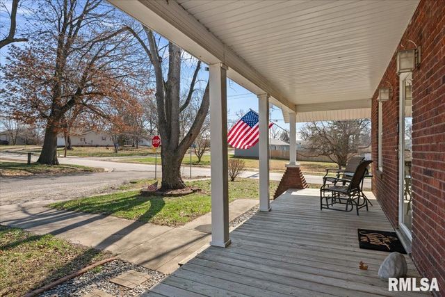 901 N 6TH Street, Riverton, IL 62561