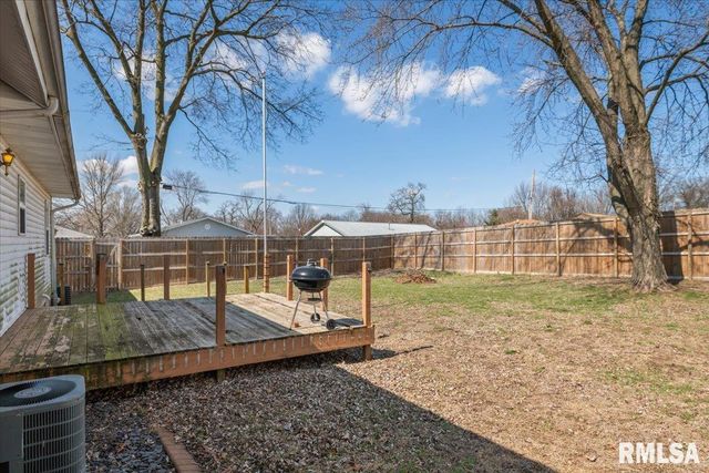 901 N 6TH Street, Riverton, IL 62561