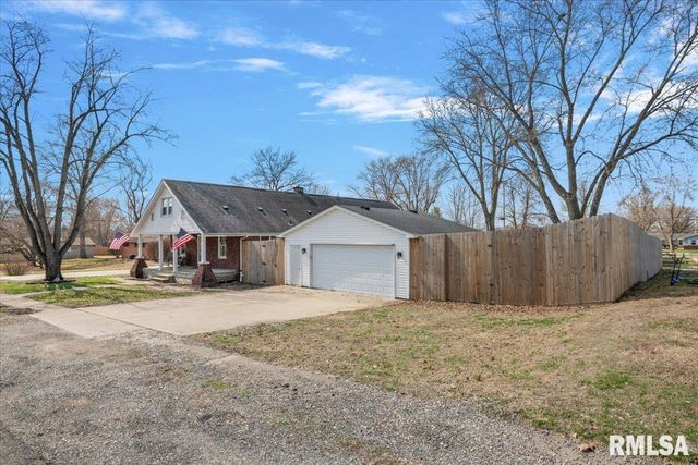 901 N 6TH Street, Riverton, IL 62561