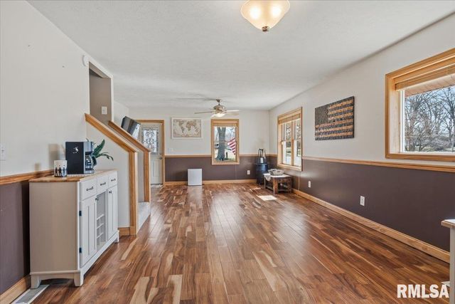 901 N 6TH Street, Riverton, IL 62561