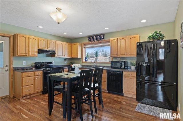 901 N 6TH Street, Riverton, IL 62561