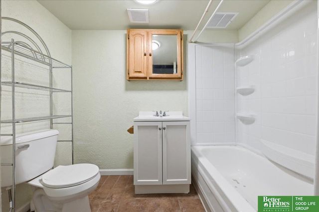 4004 N 13 Street, Carter Lake, IA 51510