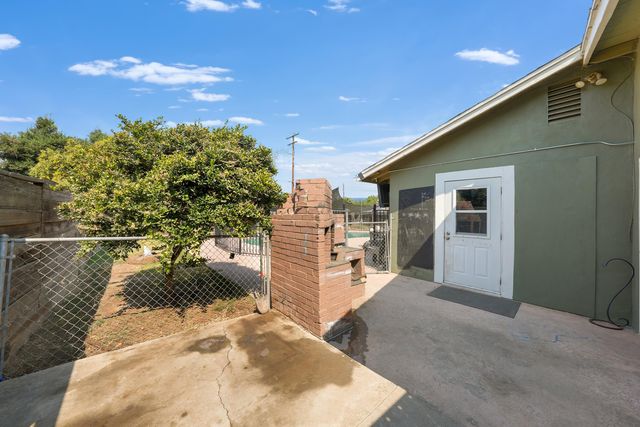 1061 Laurel Avenue, Lindsay, CA 93247