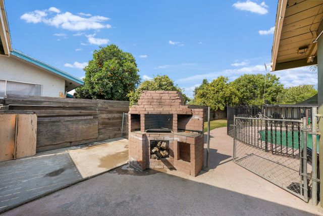 1061 Laurel Avenue, Lindsay, CA 93247