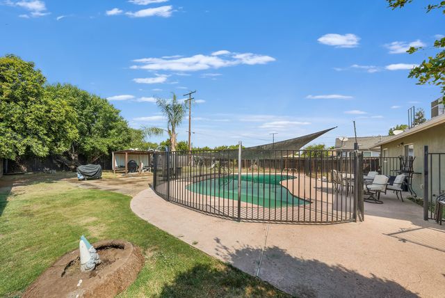 1061 Laurel Avenue, Lindsay, CA 93247