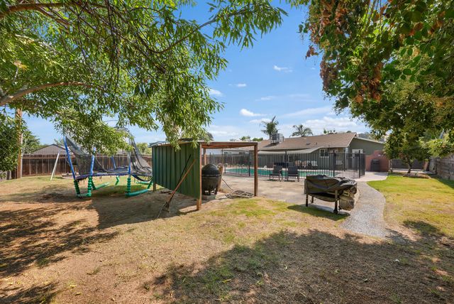 1061 Laurel Avenue, Lindsay, CA 93247