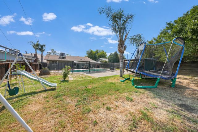 1061 Laurel Avenue, Lindsay, CA 93247