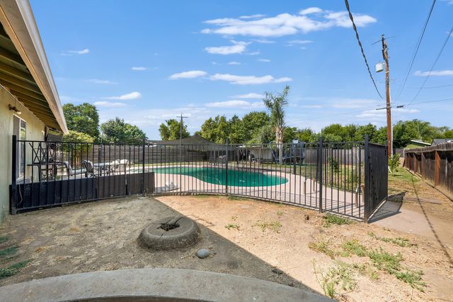 1061 Laurel Avenue, Lindsay, CA 93247