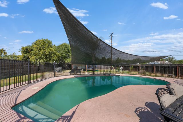 1061 Laurel Avenue, Lindsay, CA 93247