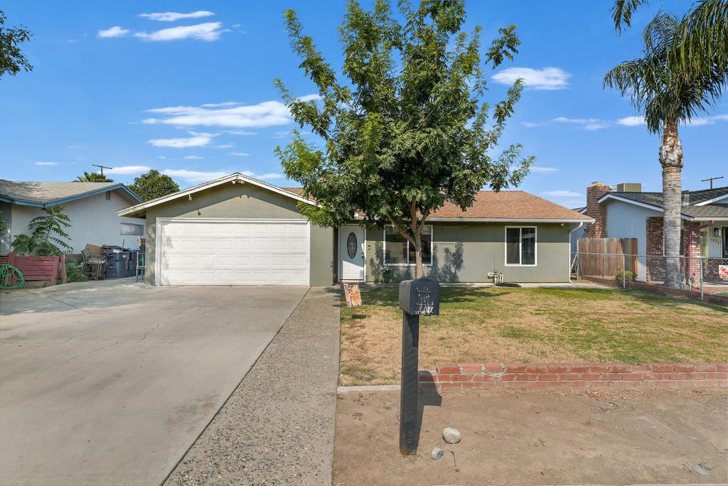 1061 Laurel Avenue, Lindsay, CA 93247