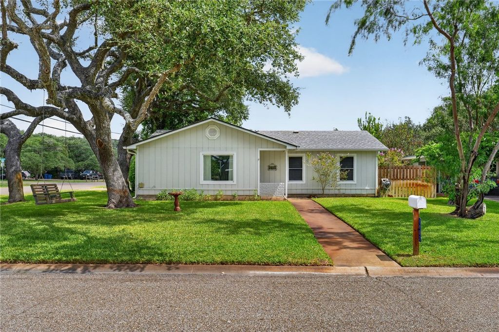 1902 Glass Ave, Rockport, TX 78382 — exterior