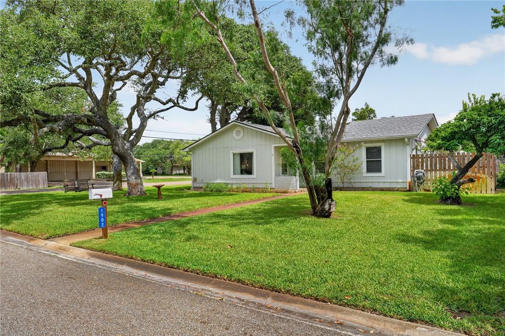 1902 Glass Ave, Rockport, TX 78382 — photo 2