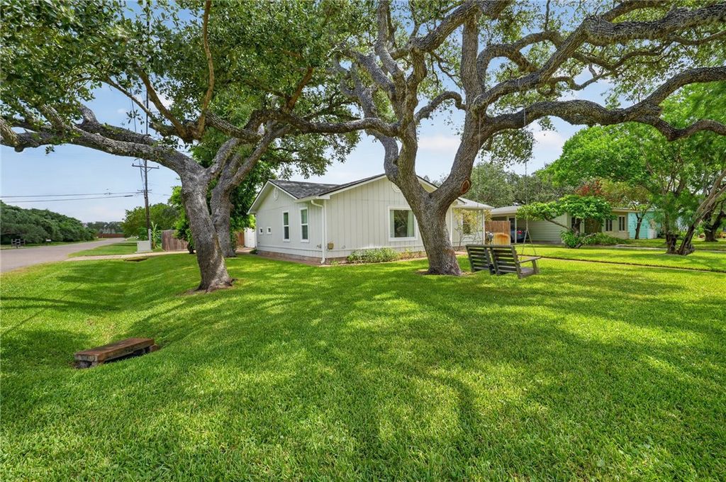 1902 Glass Ave, Rockport, TX 78382 — photo 3