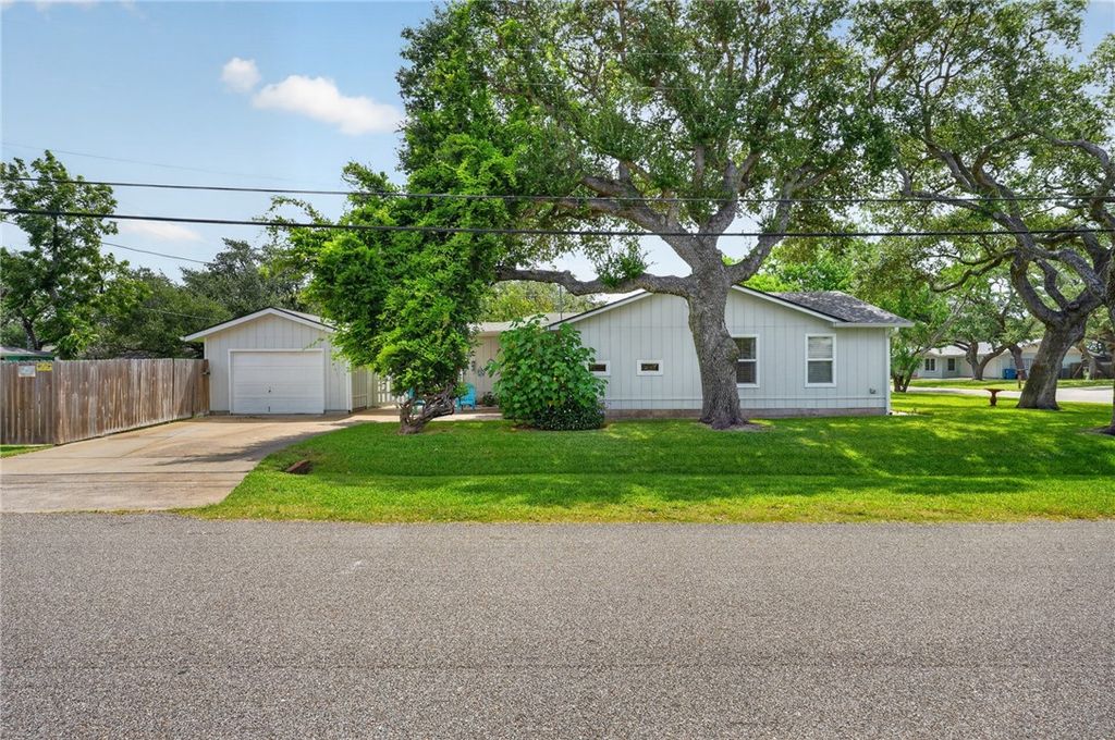 1902 Glass Ave, Rockport, TX 78382 — photo 4