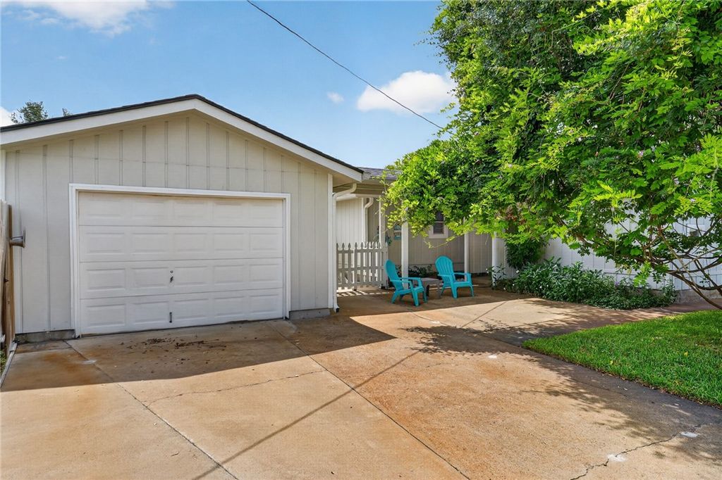 1902 Glass Ave, Rockport, TX 78382 — photo 5