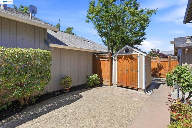 3711 Kamp Dr, Pleasanton, CA 94588