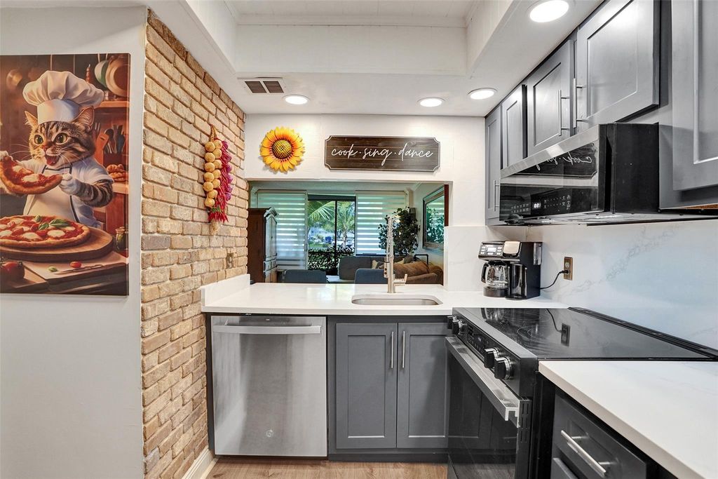 103 Royal Park Dr 1E, Oakland Park, FL 33309