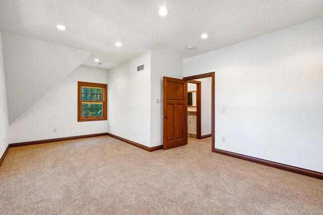 2125 N Peninsula ROAD, Oconomowoc, WI 53066