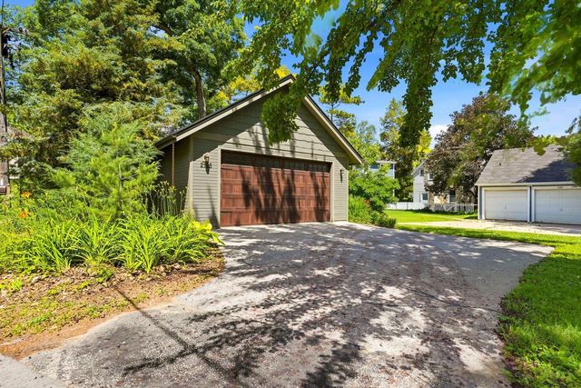 2125 N Peninsula ROAD, Oconomowoc, WI 53066