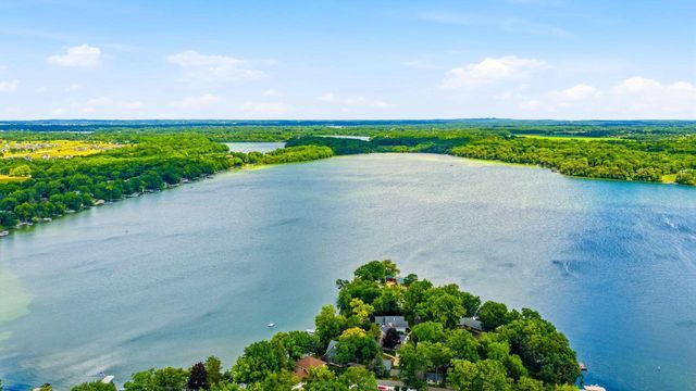 2125 N Peninsula ROAD, Oconomowoc, WI 53066