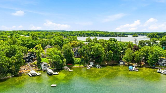 2125 N Peninsula ROAD, Oconomowoc, WI 53066