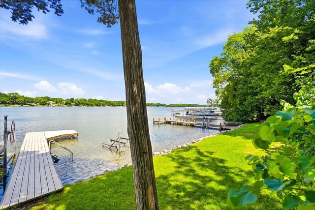 2125 N Peninsula ROAD, Oconomowoc, WI 53066