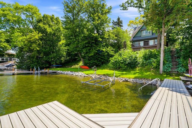 2125 N Peninsula ROAD, Oconomowoc, WI 53066