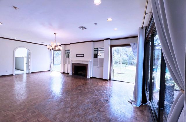 19 Windermere Lane, Houston, TX 77063