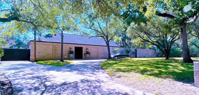19 Windermere Lane, Houston, TX 77063