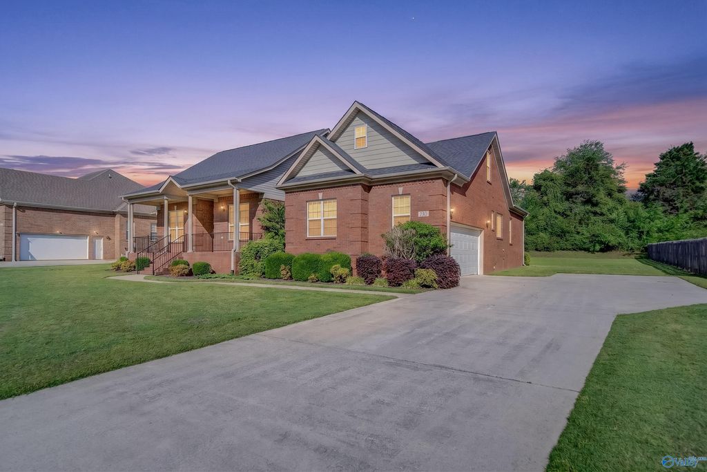 230 Twin Lakes Drive, New Market, AL 35761