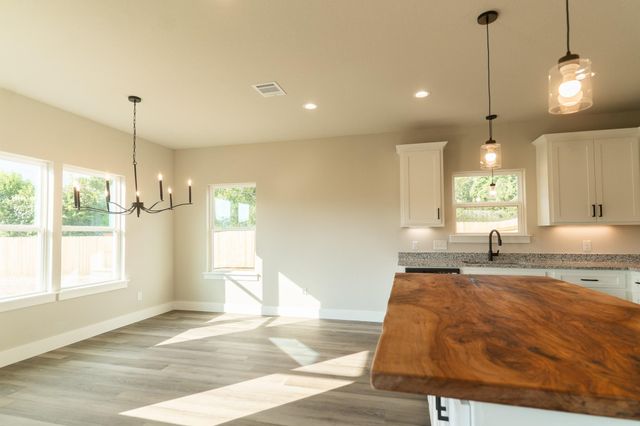 329 String Prairie WAY, Smithville, TX 78957