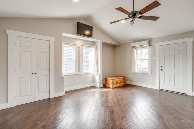 1405 S Henderson Street, Fort Worth, TX 76104